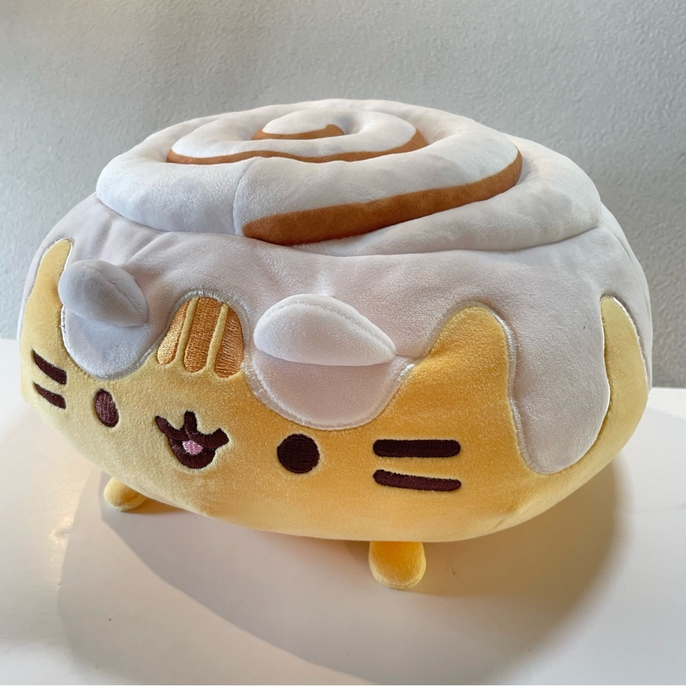 Gund 2021 Pusheen Catfe Cinnamon Roll Squisheen